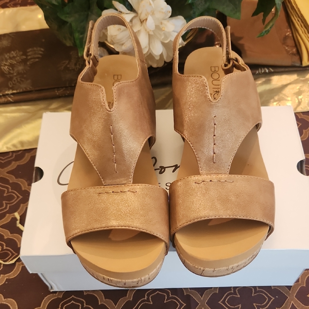 Women's Chic Tan Sandals